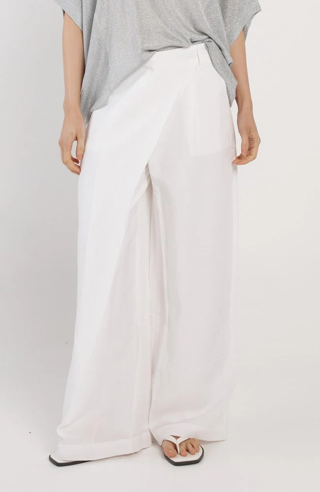 Sandara Pant - White