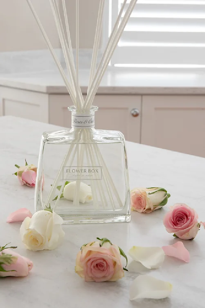 Hallmark Diffuser - White Roses & Oud Wood 700ml